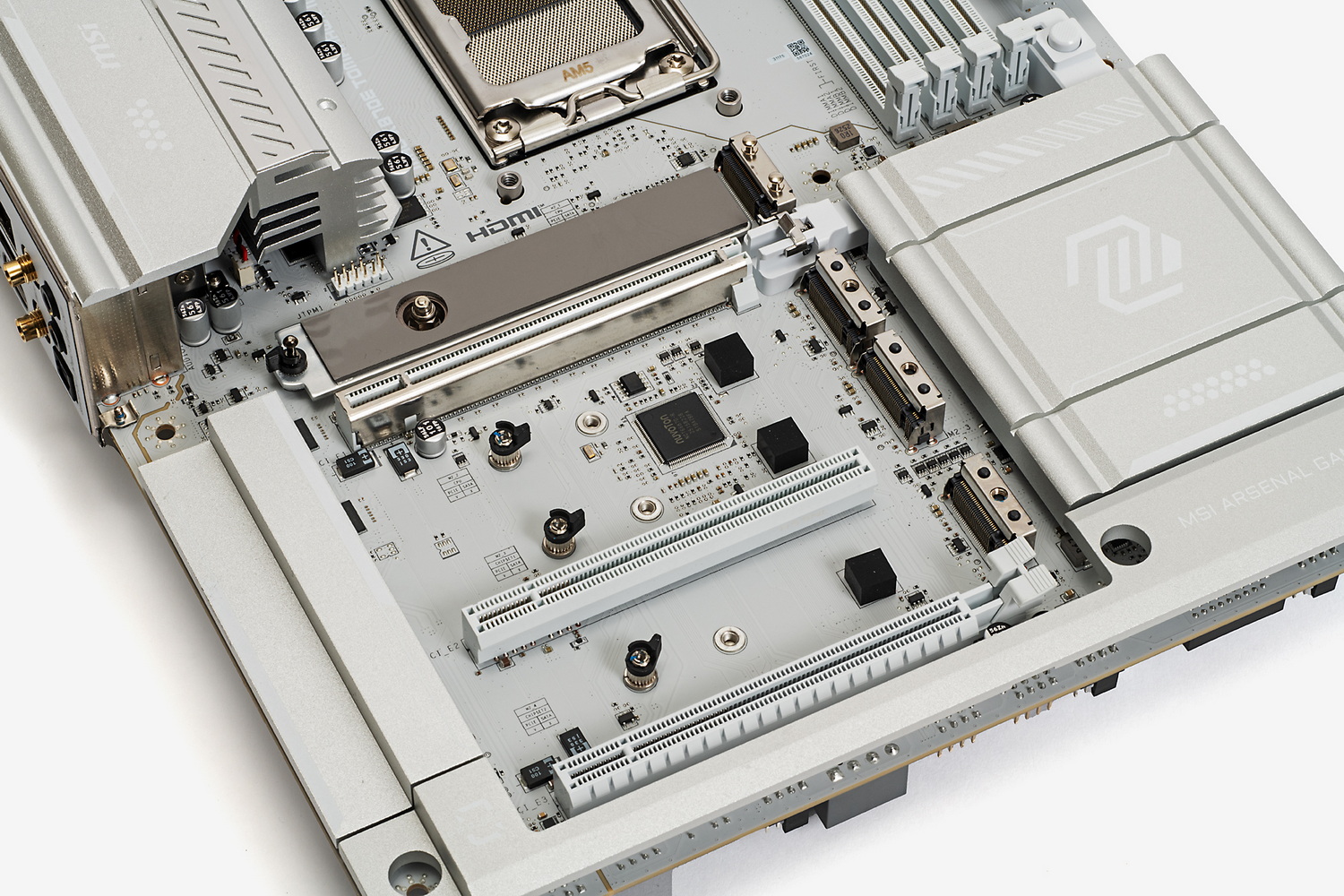 M.2スロットは全部で4基、PCI Expressスロットは3基と高い拡張性を確保している