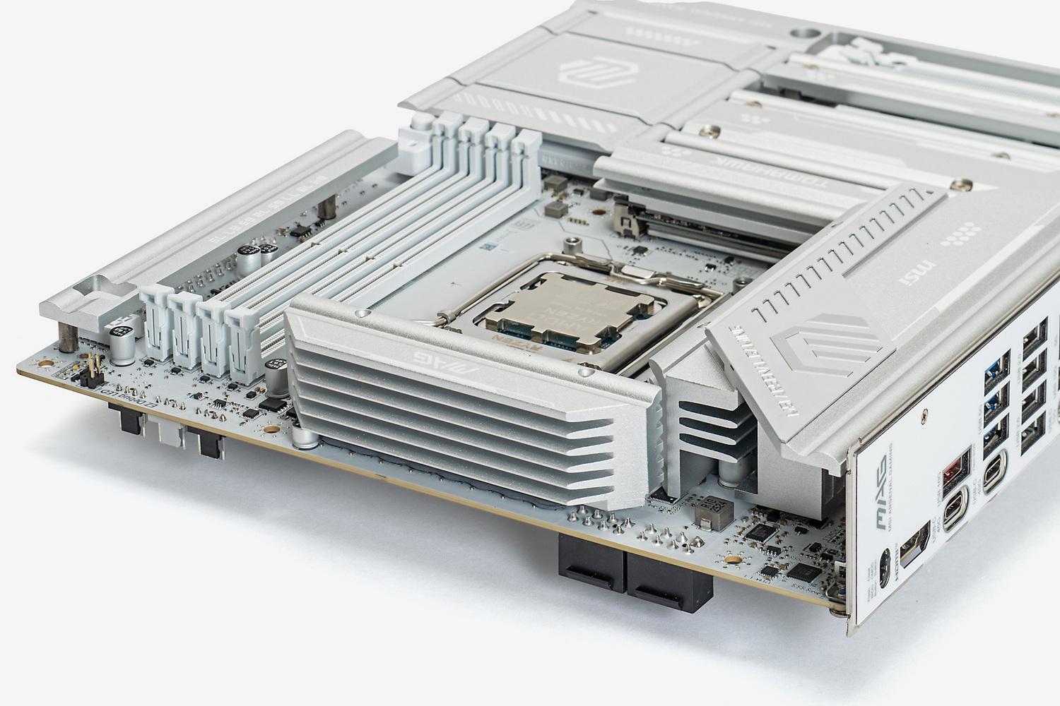 一般的なマザーボードならコネクターやピンがあるはずのところには、コネクターやピンはなく、その代わりにカバーで覆われている