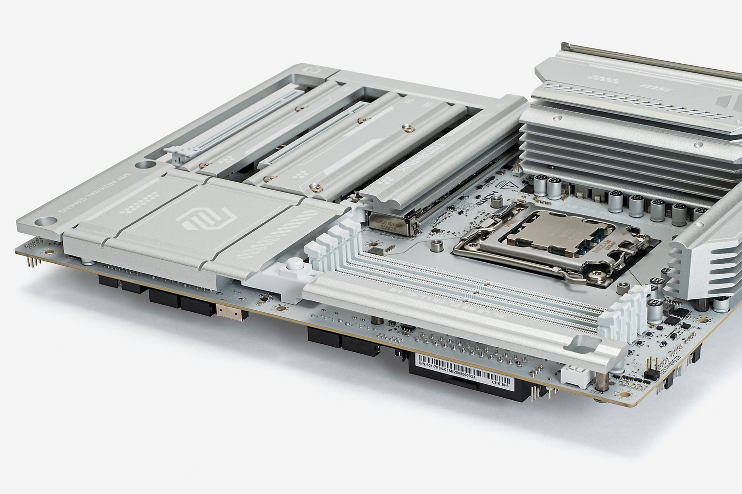 PZシリーズなので表面にはコネクターがほぼ皆無。それがスッキリとしたデザインにもつながっている
