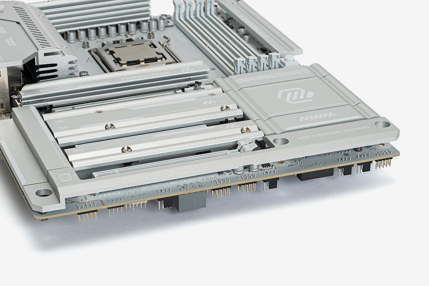 一般的なマザーボードならコネクターやピンがあるはずのところには、コネクターやピンはなく、その代わりにカバーで覆われている