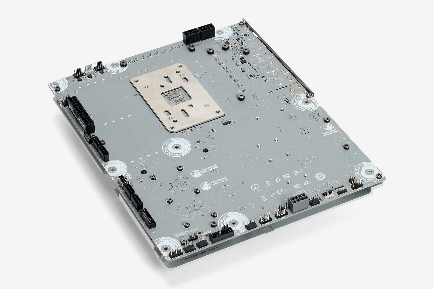 マザーを裏面から見てみよう。コネクターやピンヘッダーはすべて裏面にまとめられている