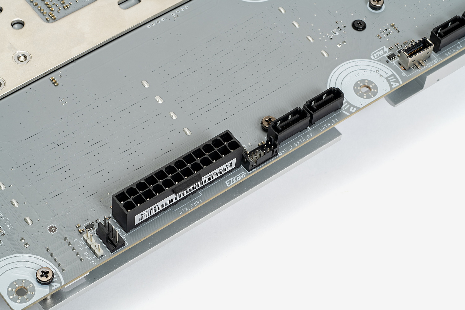 対応PCケースと組み合わせることで、ケーブル類を極力見せないPCを組み上げられる。組み込み時に手を入れるスペースが狭くなることも多いEPS12Vも、裏面からだとアクセスしやすいことがほとんどだ