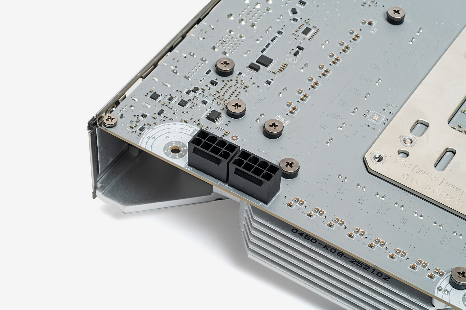 対応PCケースと組み合わせることで、ケーブル類を極力見せないPCを組み上げられる。組み込み時に手を入れるスペースが狭くなることも多いEPS12Vも、裏面からだとアクセスしやすいことがほとんどだ