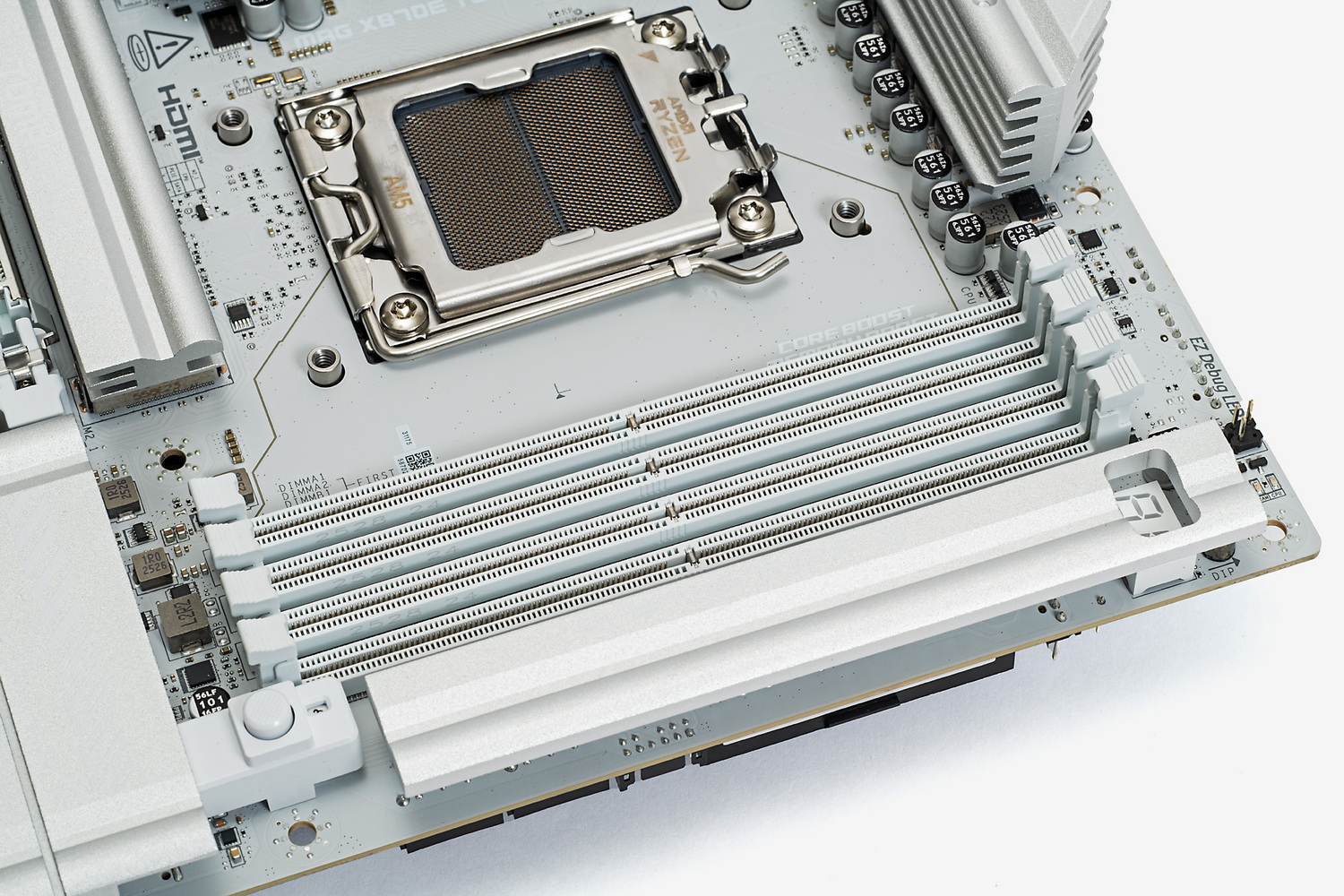 メモリはDDR5-8400の高OCモデルにも対応。スロットはホワイト系とこちらもカラーリングを合わせている