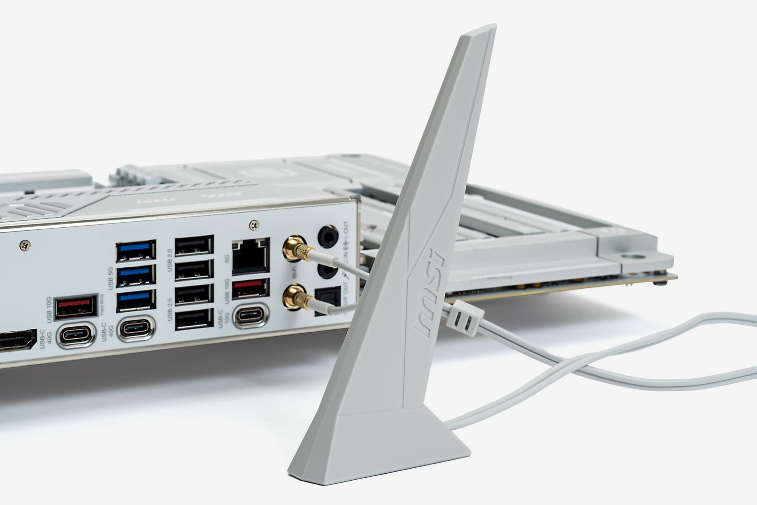 無線LANのアンテナは独立型。こちらもホワイトシルバー系のカラーで統一感がある。コネクターはワンタッチで取り付け可能なEZ Antennaだ