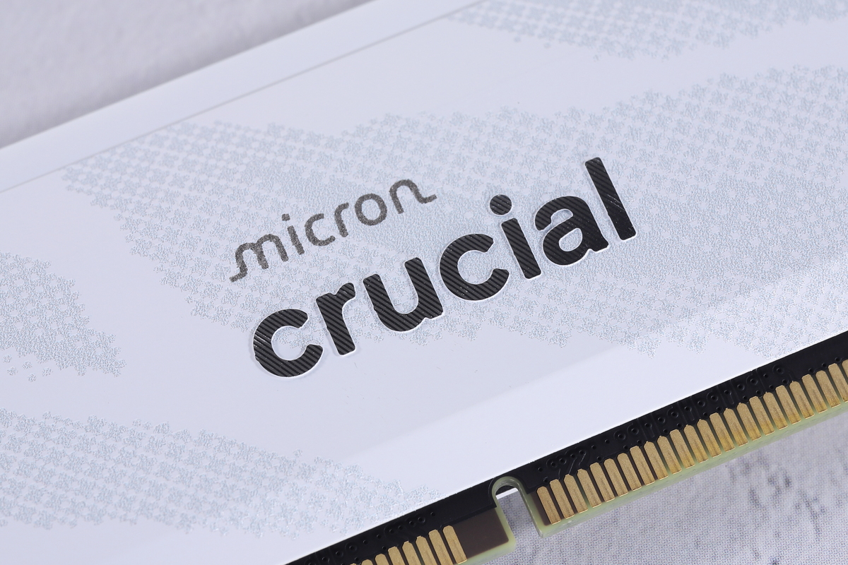 迷彩パターンを取り入れた新デザインのヒートスプレッダを採用