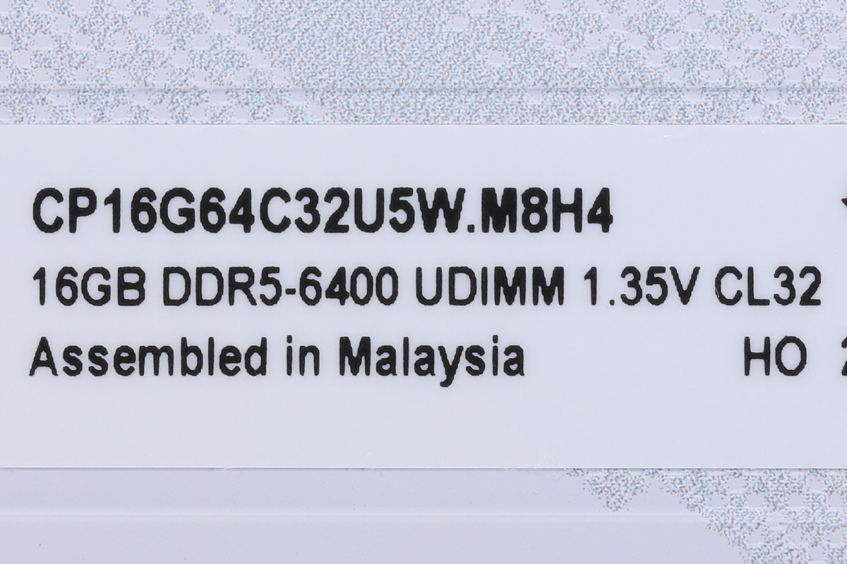 Crucial Pro DDR5-6400 CL32 32GB Kitの設定値は、メモリスピードDDR5-6400、メモリタイミング32-40-40-103、動作電圧1.35Vで、XMP/EXPOを読み込むことでプロファイルが適用される。