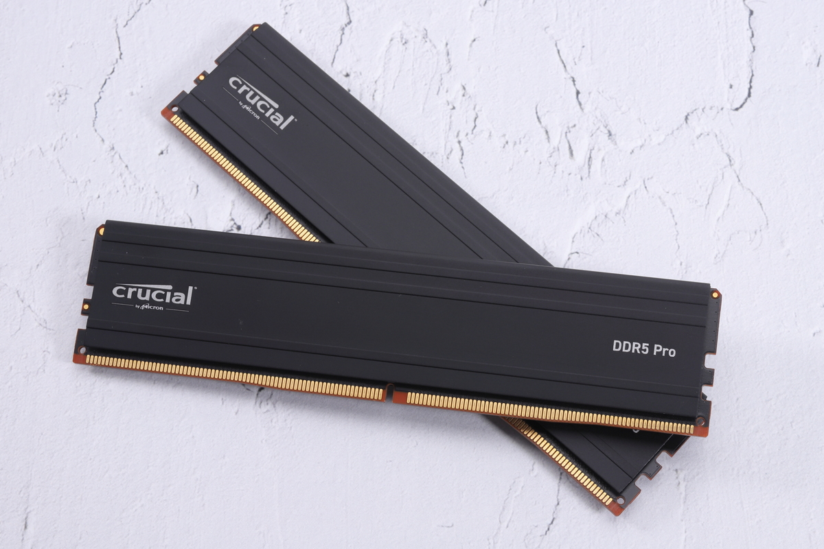 比較のために用意したCrucial CP2K16G56C46U5。JEDEC準拠のDDR5-5600動作に対応する16GBメモリモジュール2枚組。メモリタイミングは46-45-45で、動作電圧は1.1V