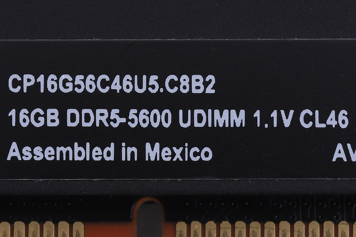 比較のために用意したCrucial CP2K16G56C46U5。JEDEC準拠のDDR5-5600動作に対応する16GBメモリモジュール2枚組。メモリタイミングは46-45-45で、動作電圧は1.1V
