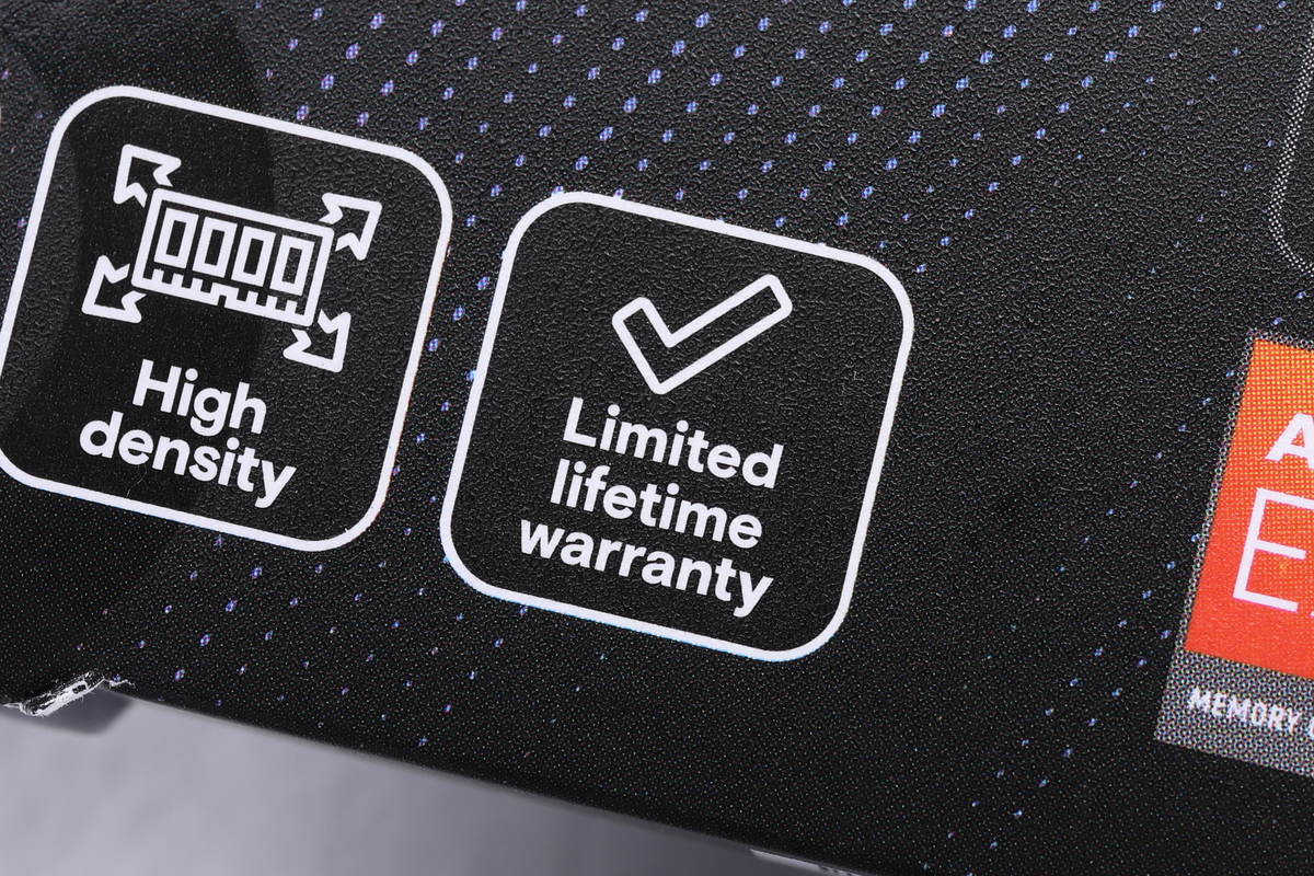 複数のキットを使用した場合の動作保証は無いが、Crucialのメモリに関しては製品に付与されている「制限付き永久保証(Limited Lifetime Warranty)」が4枚挿し(2DPC構成)によって無効になることは無いとのことだ。