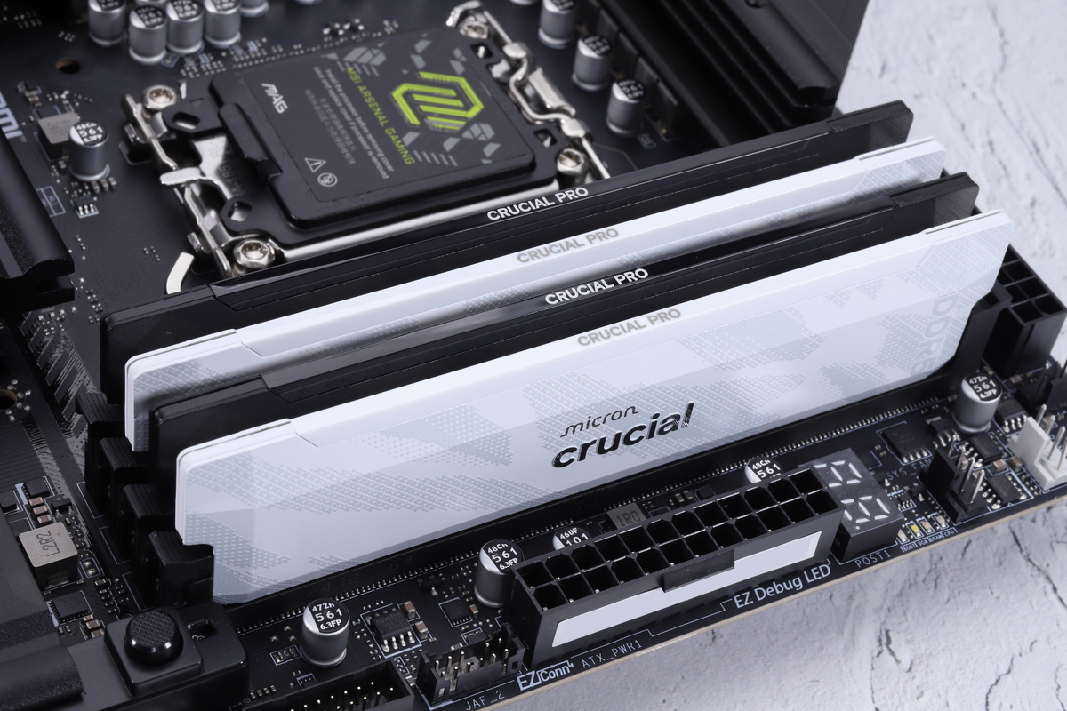 Intel非推奨の挿し方。今回は特に問題なく動作したが、うまく動かない場合は挿し方を変えてみると良いだろう