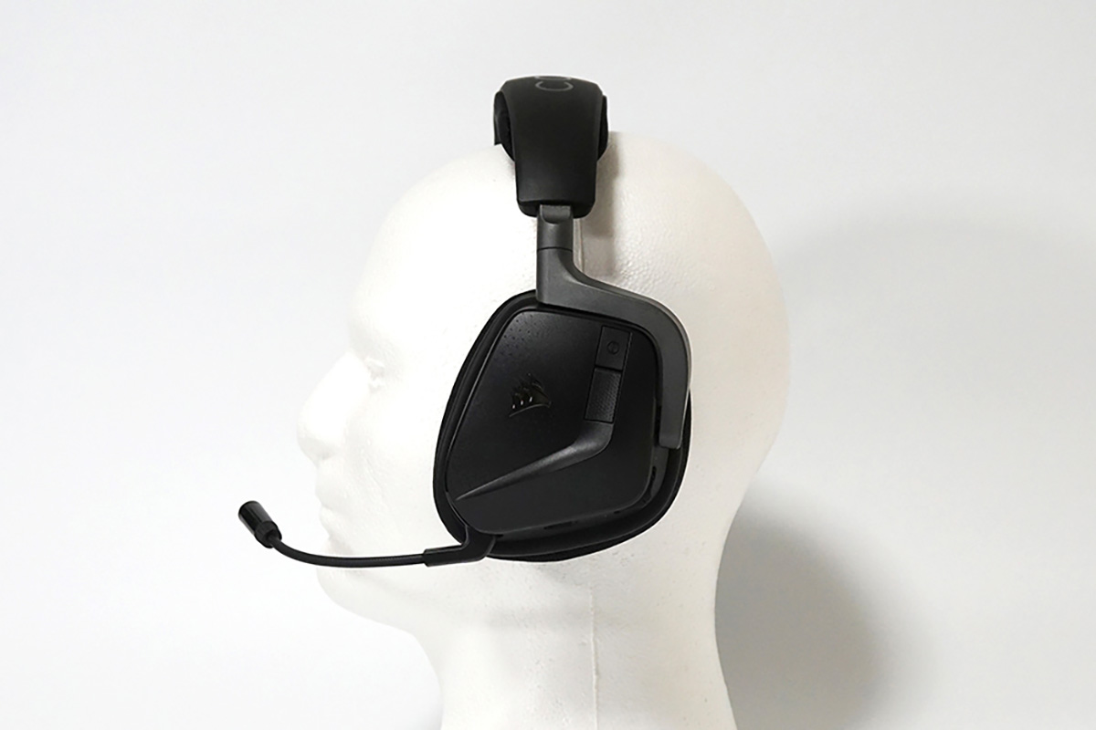 イヤーカップは耳を覆うサイズで、左側面側には電源ボタンとシステムキーを備えている