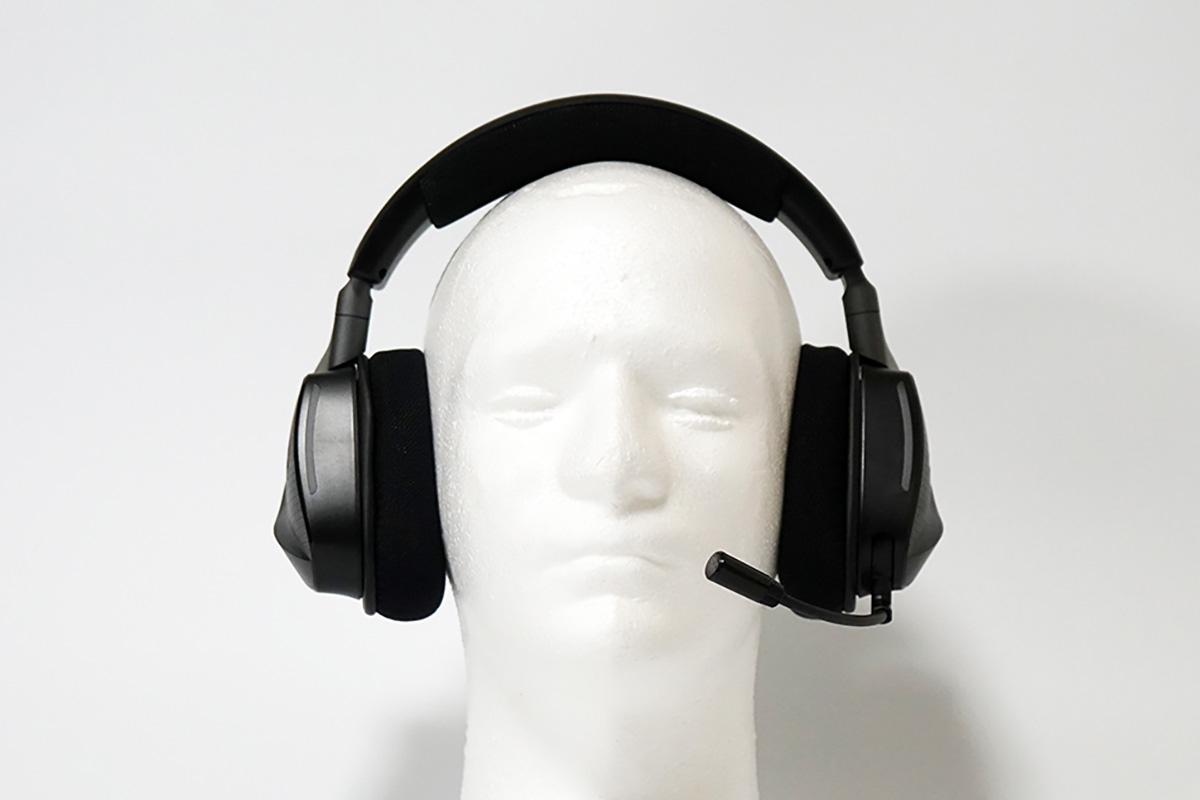 ゲーミングデバイス然とした見た目と裏腹にクッションが柔らかく、側圧はそこまで強く感じない