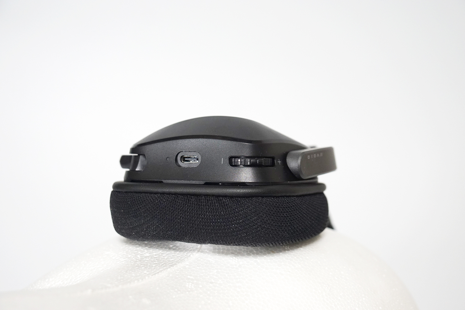 左側面のハウジングの下部には、USB Type-Cポートと音量調整ノブが搭載されている