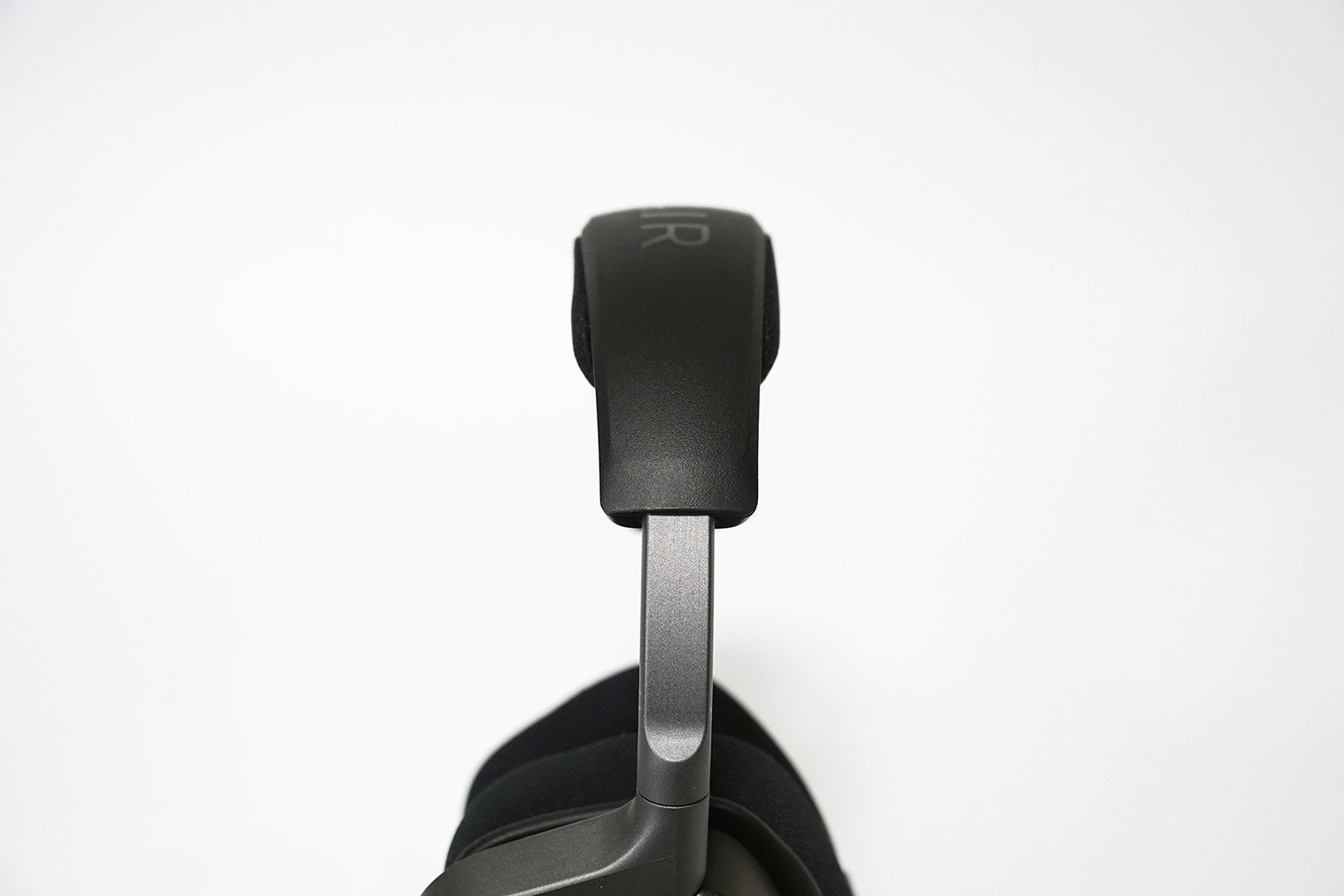 ヘッドバンド部分をスライドして長さを調節できる