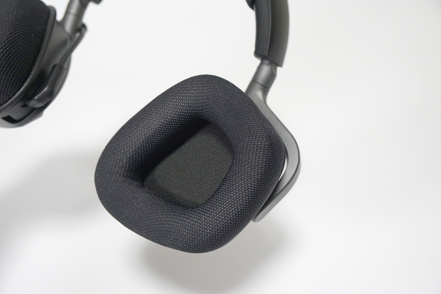 50mmの大型ネオジウムドライバを搭載。イヤーパッドはクッション性が高い厚みのあるメッシュ素材で、通気性も良好