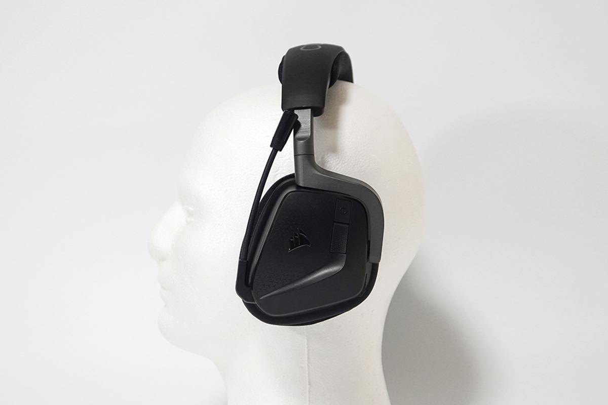 マイクブームは跳ね上げ式かつフレキシブルで邪魔にならない