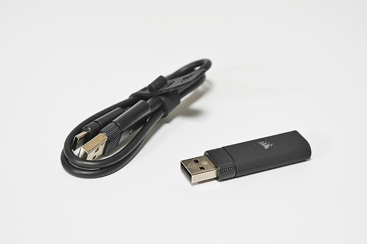 付属品は充電ケーブルと専用レシーバー