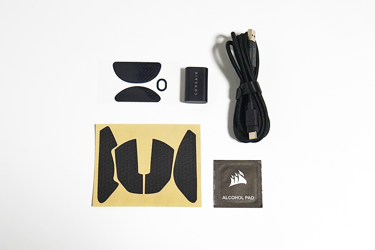 接続用のケーブルとレシーバーのほかに、カスタマイズ用のグリップシールと表面積の広がったマウスソールが付属している。専用レシーバーは有線用の付属USBケーブルを使って手元に設置できるので、電波干渉なども心配ないだろう