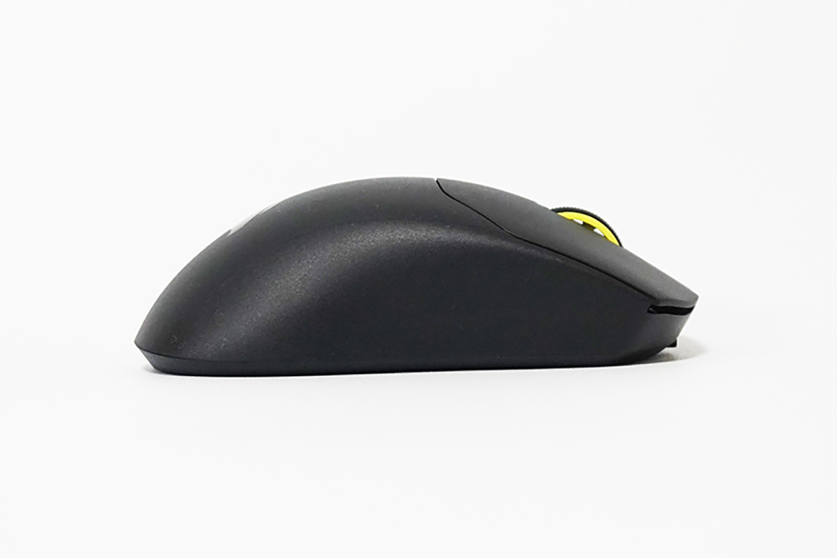 右側面にボタンなどはないが筐体形状としては左右対称になっている