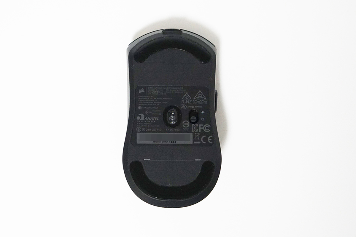 センサーは中央に搭載。マウスソールは前後とセンサー部の最低限の面積にとどめ、滑りやすさを重視している