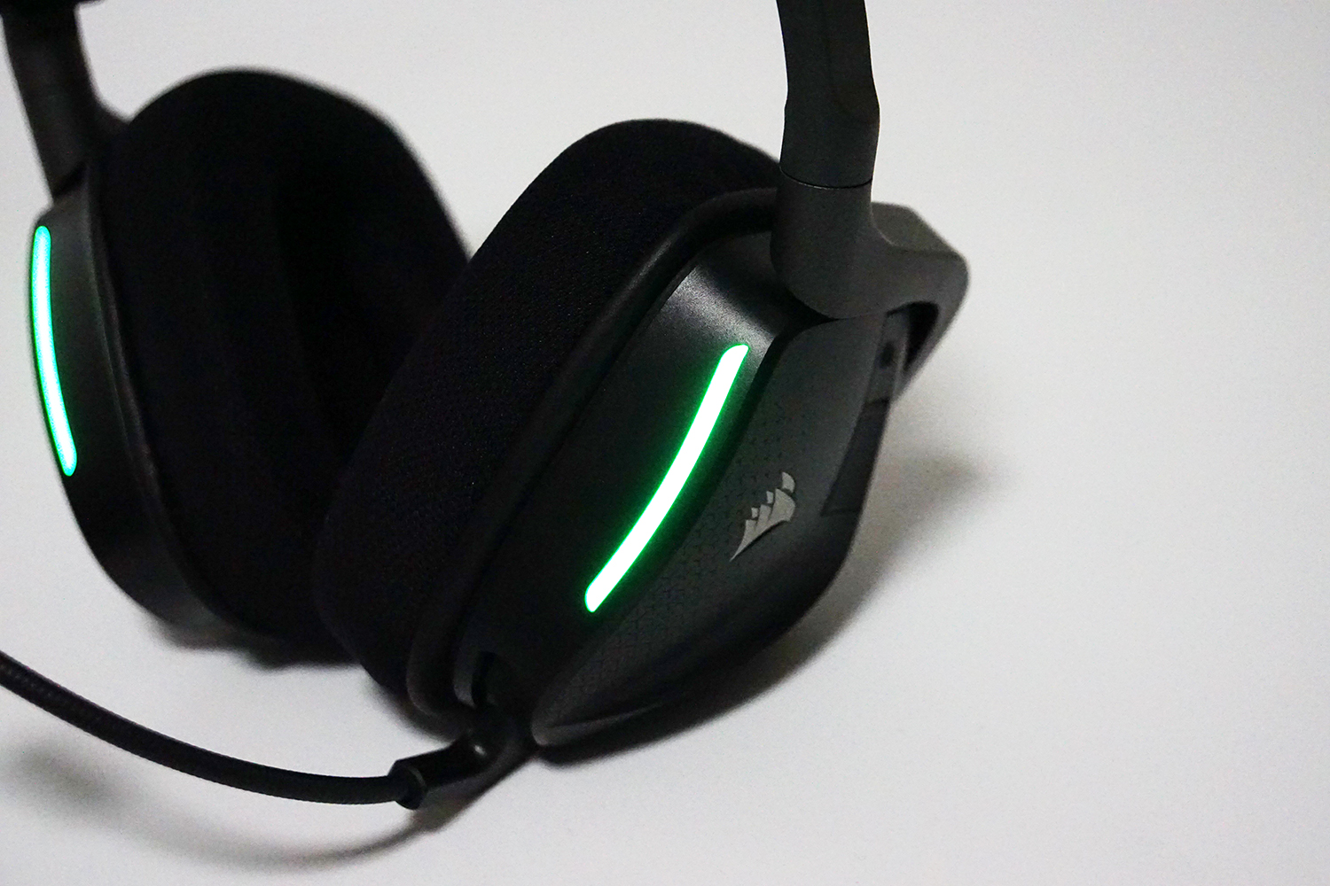 左右のハウジングの前面にLEDイルミネーション備えており、「CORSAIR iCUE」で設定が行える