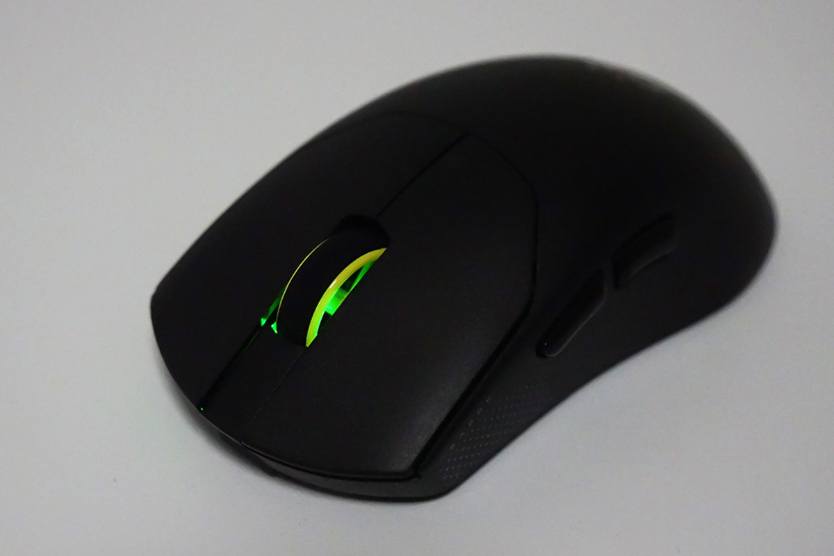 ホイール側面から見えるLEDがインジケーターランプになっている。センサーのdpiやバッテリー残量に合わせて色が変わるように設定できる