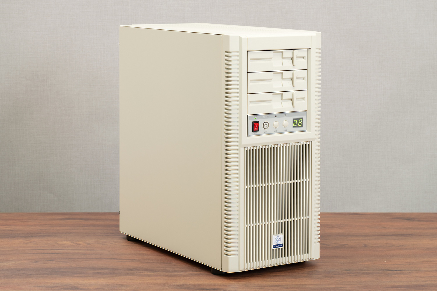 SilverStone「FLP02」(SST-FLP02W)。前面パネルだけを見ると1990年代にタイムスリップしたときのような感覚を覚えるが、レトロな外観ながら最新仕様の各種パーツにも対応できる本格派だ