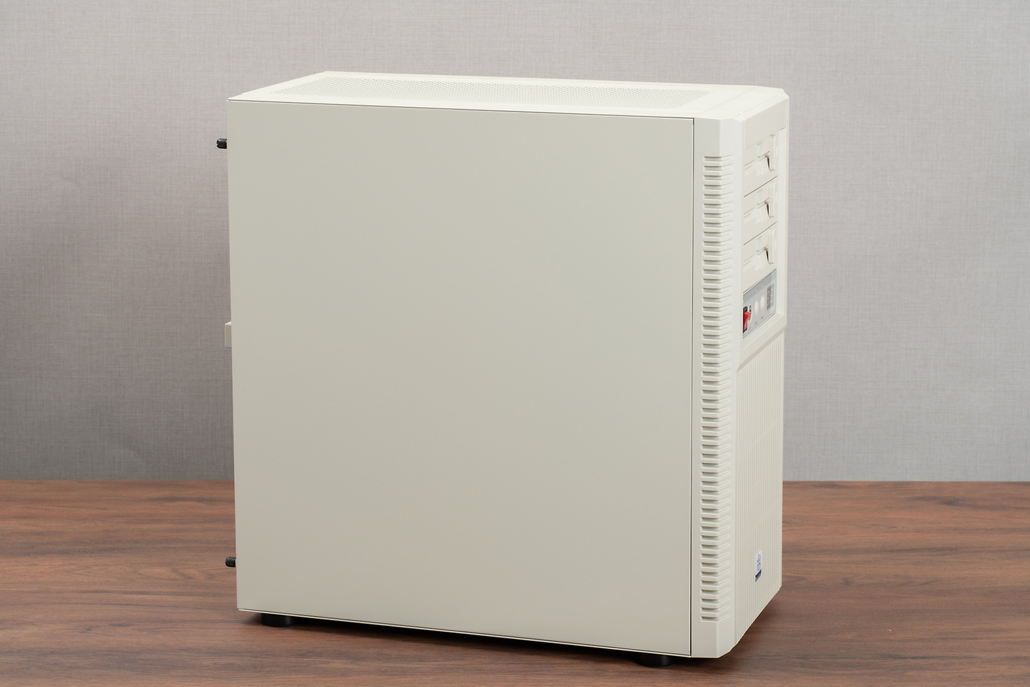 側板はフラットなスチールパネル。強化ガラス製の側板を採用する最新ケースばかり見ていると逆に新鮮だ