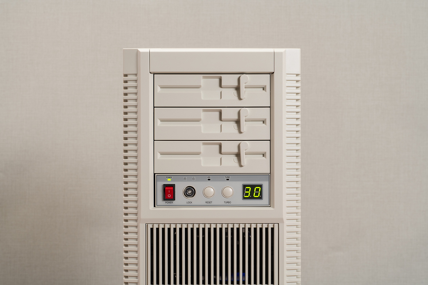 前面パネルの上部には5インチベイを装備しており、FDDのようなベイカバーでマスクされている