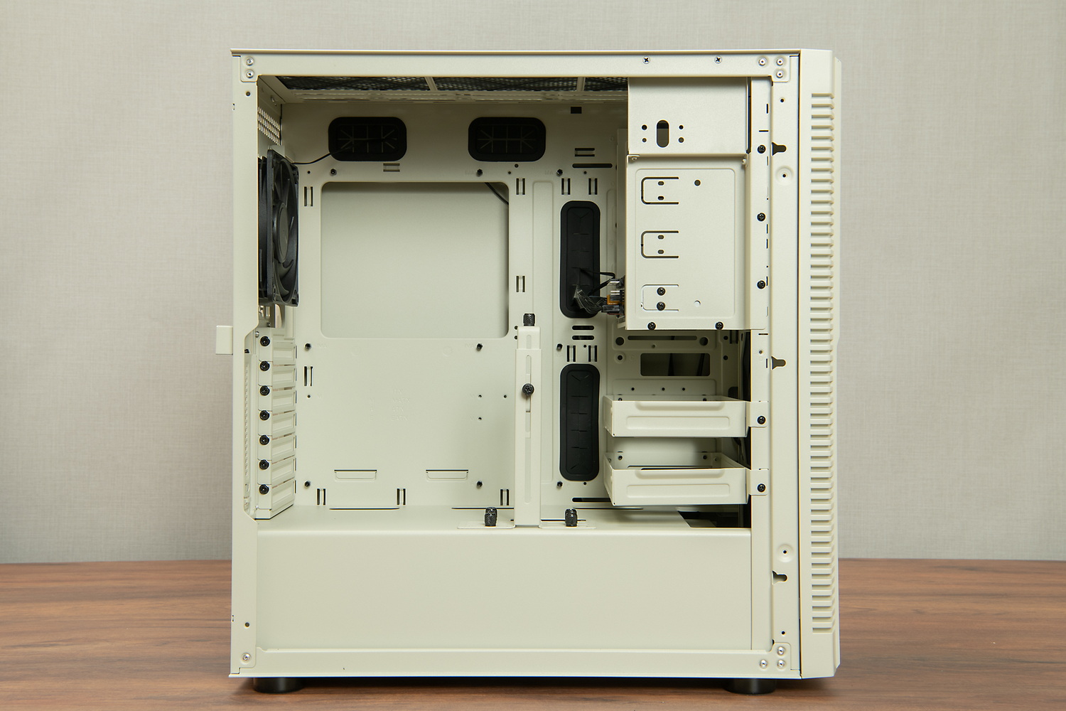 FLP02の内部。パッと見た印象は90年代後半から2000年代初期のケースのようにも見えるが、カスタマイズ性や冷却性能、空間の広さは現代のデザインそのもの