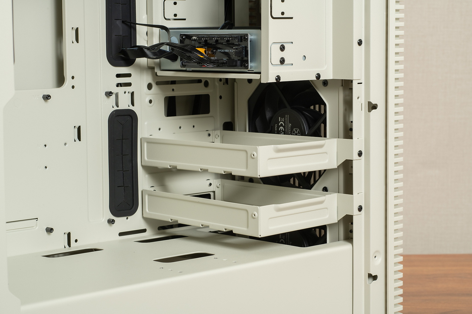 前面に5インチベイと3.5/2.5インチシャドーベイトレイを装備する構造で、これまたなつかしい。電源ユニットカバー部にはビデオカード補助電源ケーブルを通すのに便利な穴も設けられており、最短距離でケーブルを引き回せる