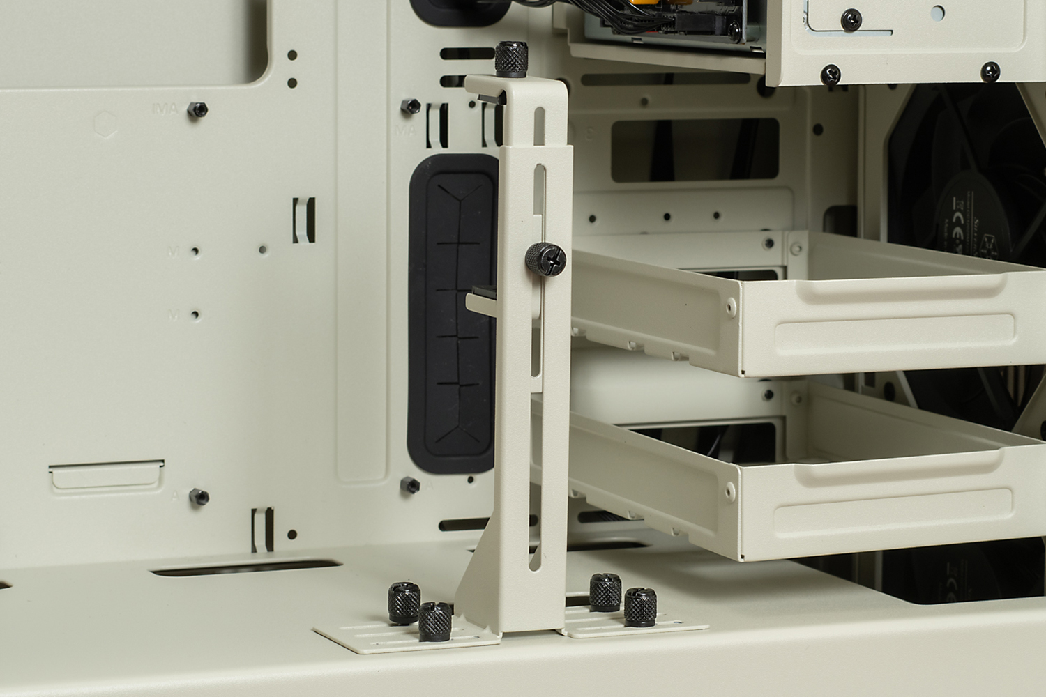 電源ユニットカバーの上には付属のビデオカードホルダーを取り付けられる。手回しネジで電源ユニットカバーにしっかり固定する構造なので、安定感が高い。ビデオカードのサイズに合わせて固定位置(前後左右および高さ)の調整が可能