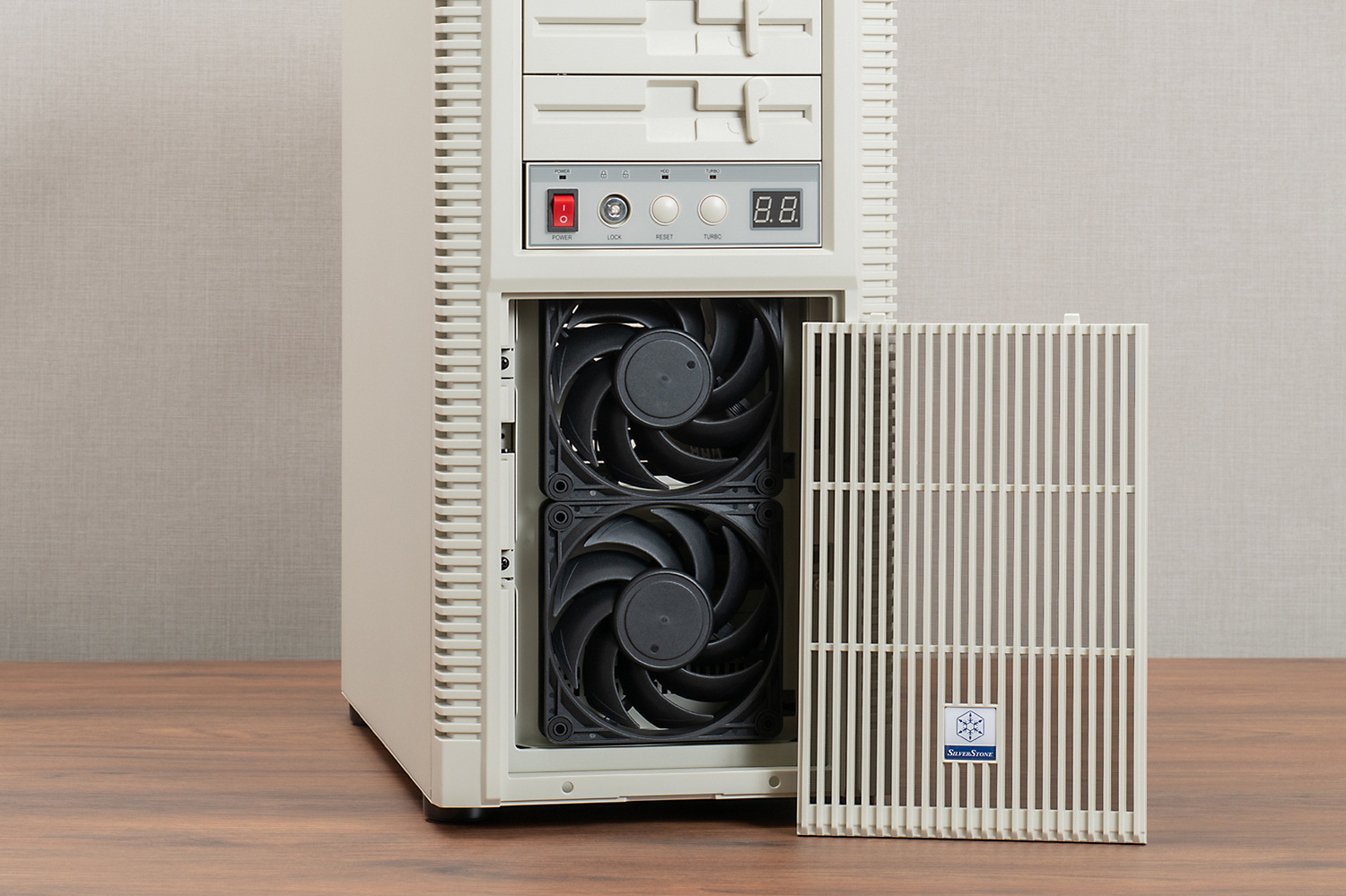 前面下部には2基の12cm角ファンを標準装備。本体背面側にも12cmファンを備える