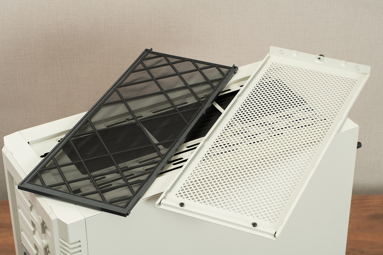 天板には最大で36cmクラスの水冷ラジエーターを組み込める。着脱可能な防塵フィルターも装備