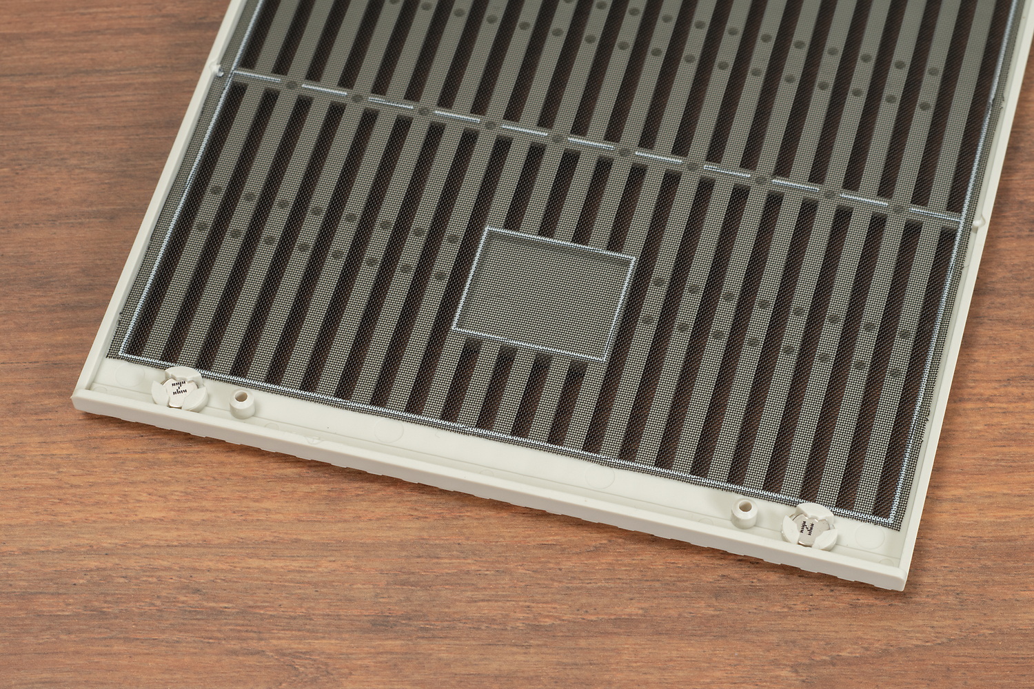 前面下部にもマグネット式で着脱できる防塵フィルターを装備する