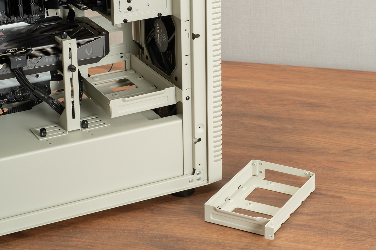 5インチベイの下に装備する3.5/2.5インチシャドーベイトレイは、簡単に着脱できる。大型ビデオカードを使用する際は上段は外して運用することになる