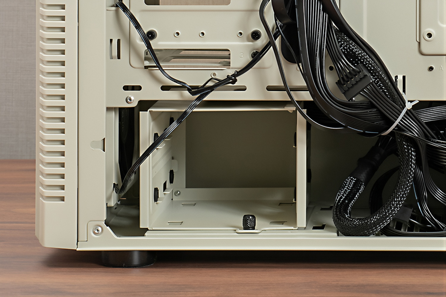 右側面からアクセスできる底面近くにも、3.5インチシャドーベイを装備