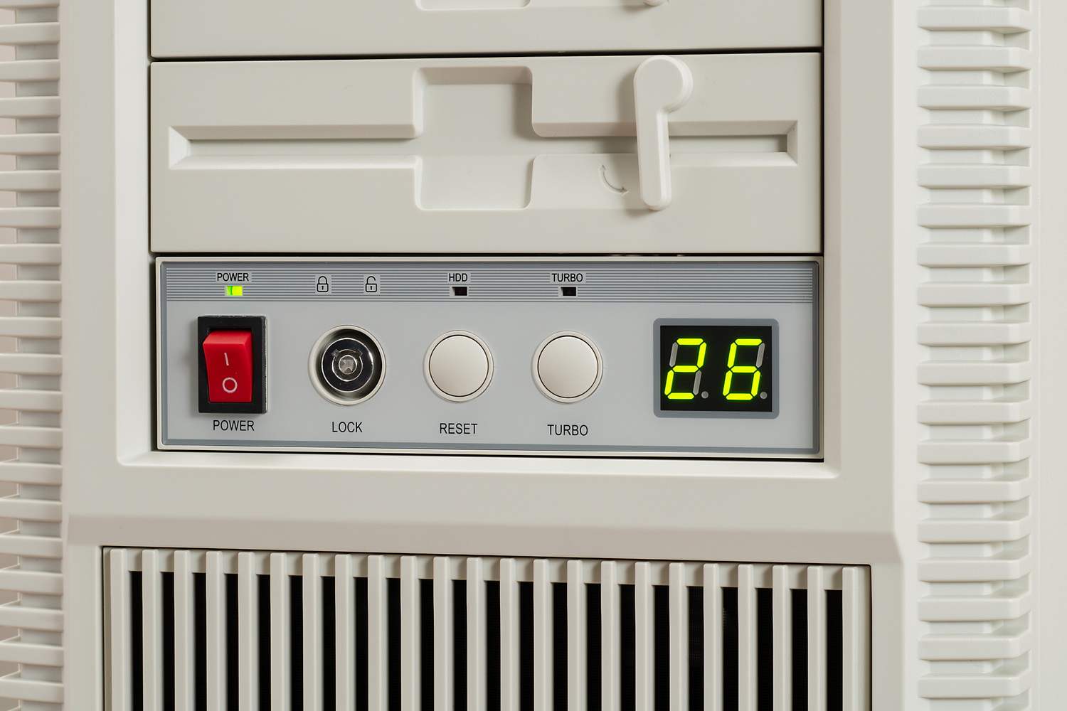 ファンコンや情報表示用7セグ液晶が付いた5インチベイ用アクセサリーって昔流行りましたよね！という雰囲気がビンビン伝わってくる5インチベイ下部のフロントパネルスイッチ群