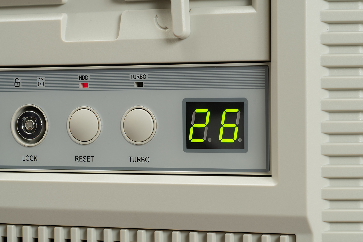 LEDディスプレイには、ファンの回転数が表示される。マザーボードのPWM制御と連動しており、出力0～14%だと「Lo」表示、15～99％時は2桁の数字、100%では「HH」と表示される。「TURBO」ボタンを押すとファンは強制的にフル回転動作に切り替わり、ディスプレイの表示は「HH」になる