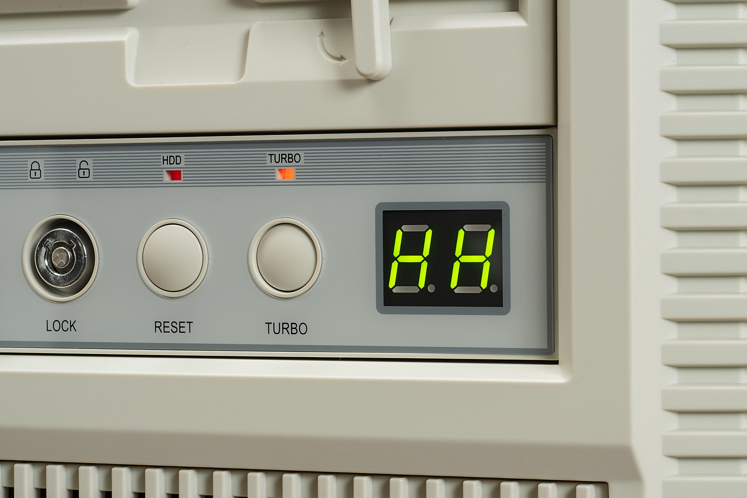 LEDディスプレイには、ファンの回転数が表示される。マザーボードのPWM制御と連動しており、出力0～14%だと「Lo」表示、15～99％時は2桁の数字、100%では「HH」と表示される。「TURBO」ボタンを押すとファンは強制的にフル回転動作に切り替わり、ディスプレイの表示は「HH」になる