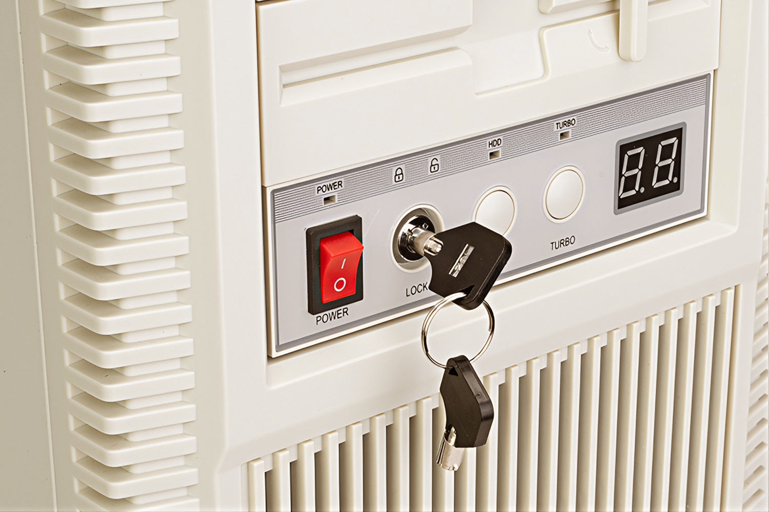 製品には鍵が2本付属。電源ボタン横の「LOCK」鍵穴を鍵でロックすると、電源ボタンを押してもPCの電源が入らない状態になる