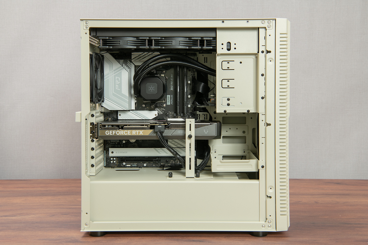 組み込み後のマシン内部。3.5/2.5インチシャドーベイトレイを外せば、大型のビデオカードも問題なく利用できる