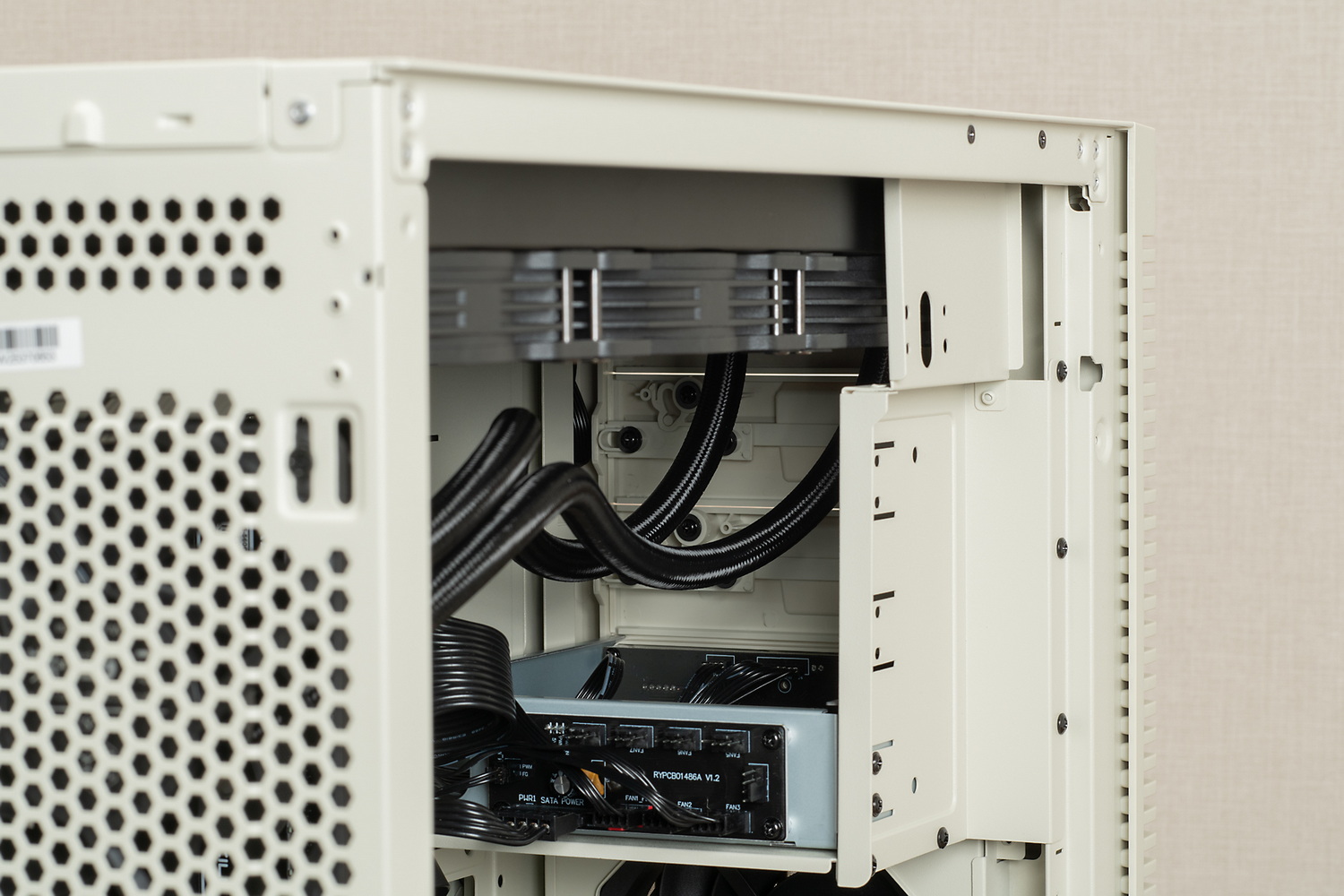 36cmクラスのラジエーターだと、5インチベイと一部がかぶるが、5インチベイを構成するサイドパネルは着脱可能だ。水冷ヘッドとラジエーターをつなぐチューブを右側(本体前面側)に流す設置方向にすると、簡易水冷型CPUクーラーと5インチベイの両立は難しくなりそう