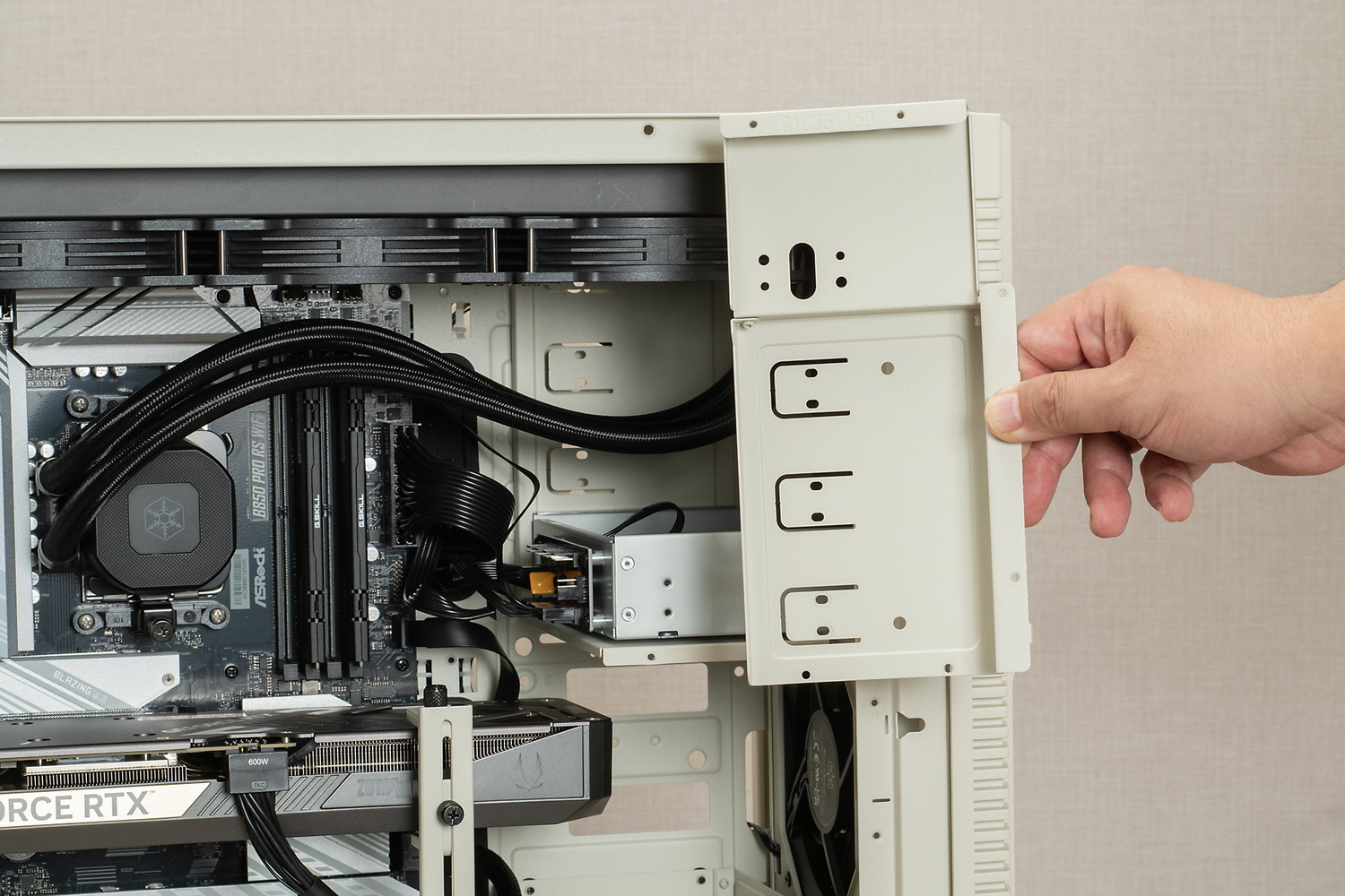 36cmクラスのラジエーターだと、5インチベイと一部がかぶるが、5インチベイを構成するサイドパネルは着脱可能だ。水冷ヘッドとラジエーターをつなぐチューブを右側(本体前面側)に流す設置方向にすると、簡易水冷型CPUクーラーと5インチベイの両立は難しくなりそう