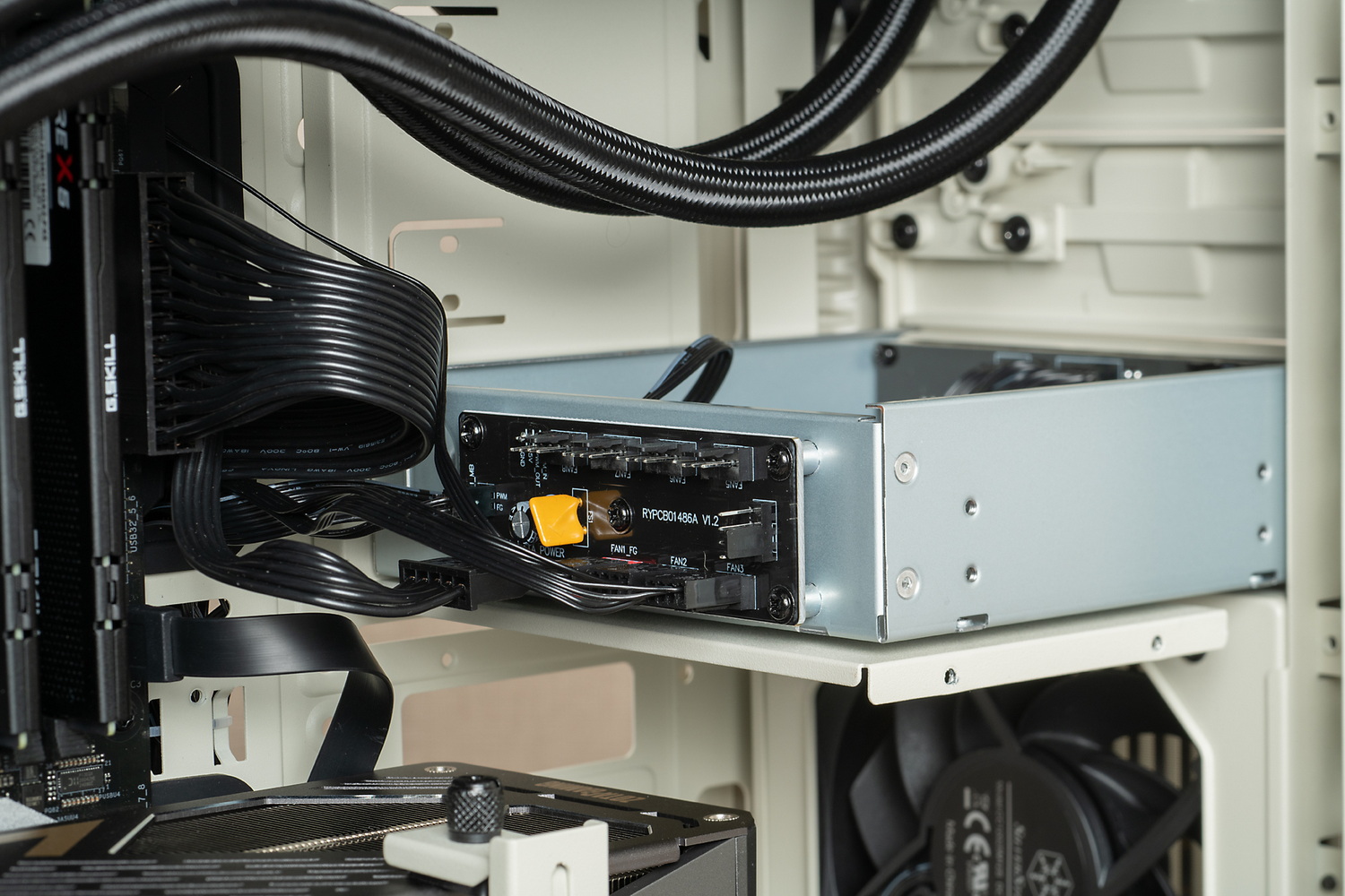 5インチベイ最下段に取り付けられているファンハブには、3基の標準ファンが接続済みだ。Serial ATA電源コネクターに、電源ユニットからケーブルを引き出して接続しておこう