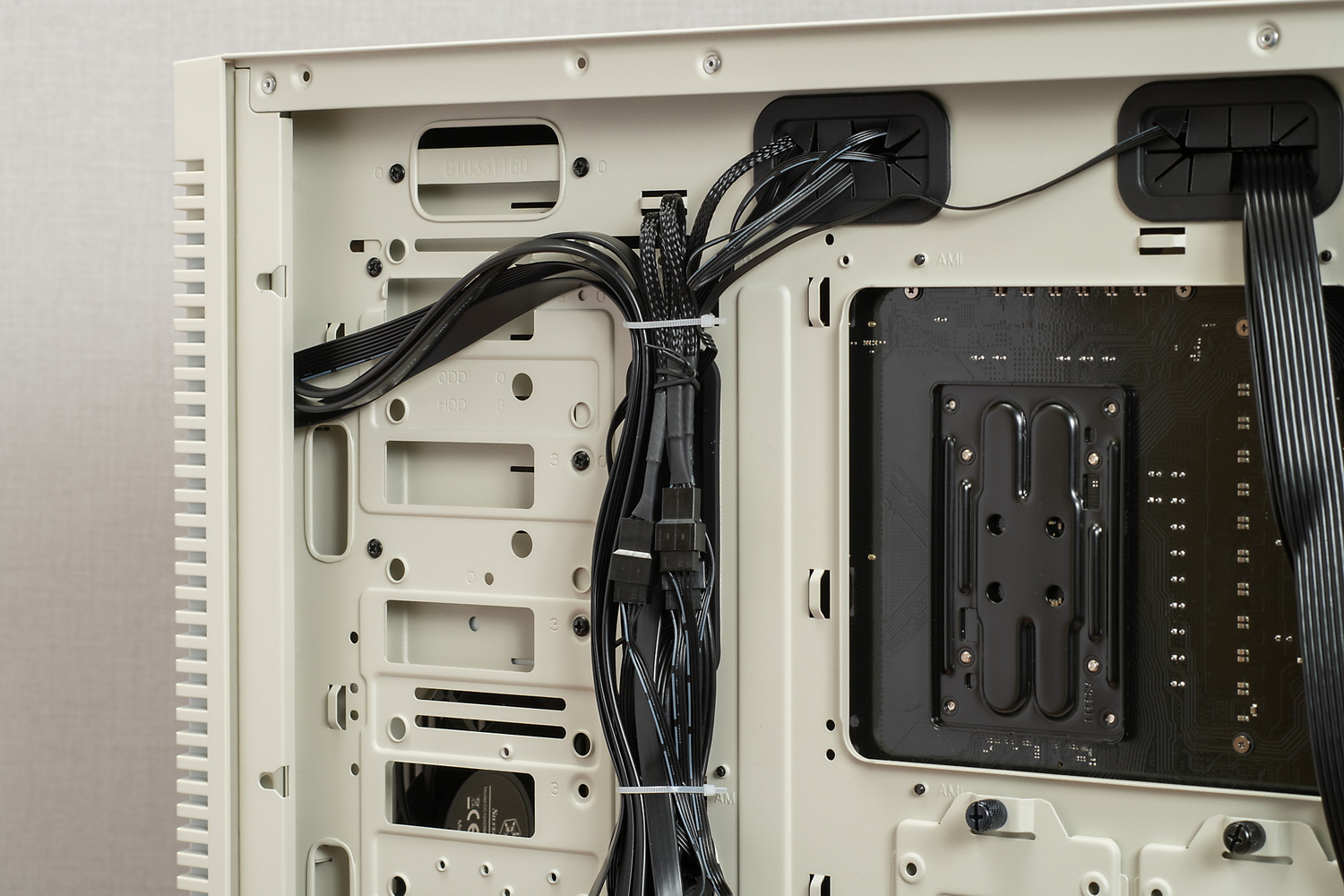 マザーボードベース裏面の中央には面ファスナーとフックを装備しており、各種ケーブルを美しくまとめることが可能