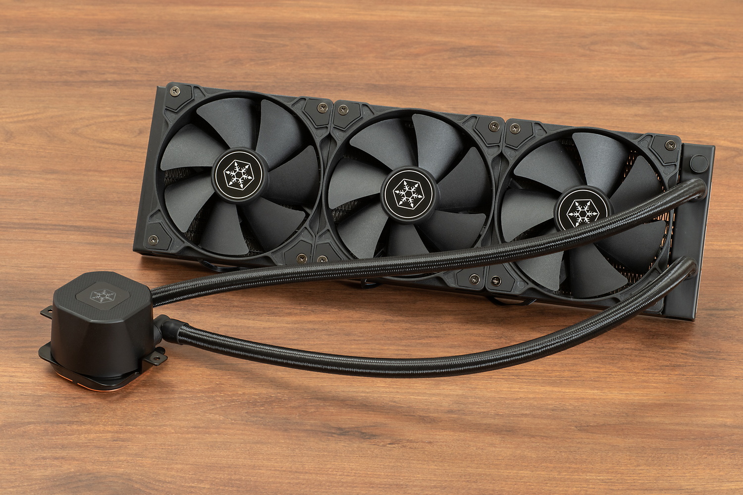 CPUクーラーはSilverStoneの36cmラジエーターを搭載した「NovaPeak 360」を使用した。シンプルな3連ファンの製品で、LED発光機能などがない分取り回しは非常にラク