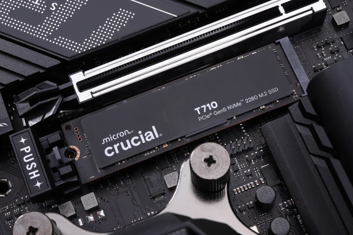 Crucial T710のCrystalDiskMark実行結果。OSインストール済みの状態でもリード最大14,145MB/s、ライト最大13,356MB/sを記録した