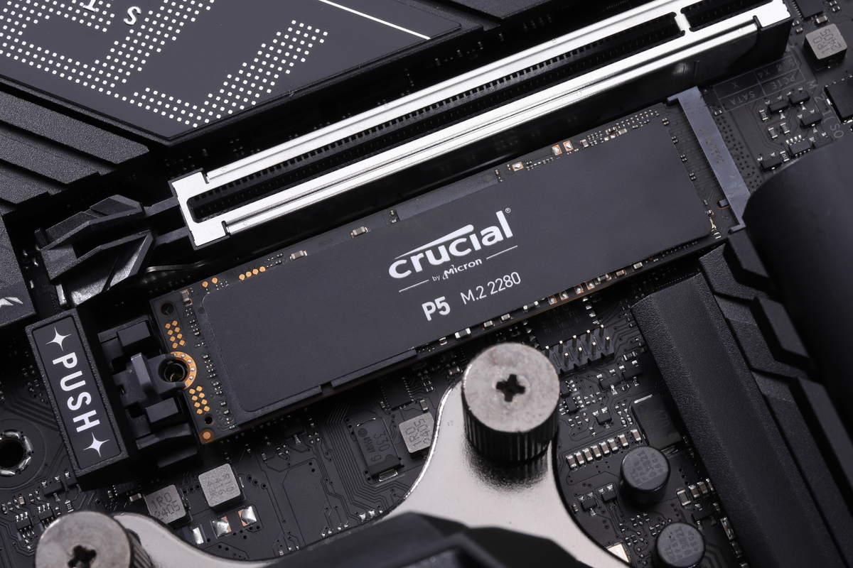 Crucial P5のCrystalDiskMark実行結果。リード最大3,537MB/s、ライト最大3,308MB/sという速度は、PCIe 3.0 SSDとしては最速級ではある